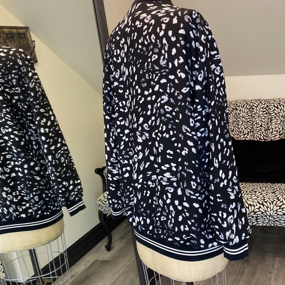 Vince Camuto animal print black and white zip up jacket - Picture 7 of 12